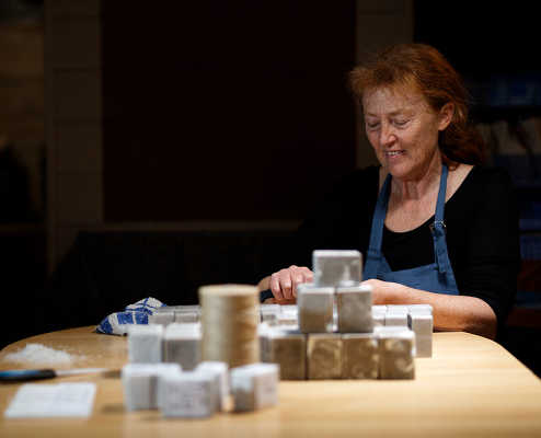 Fabrique du Bois Vignaud Etape d'emballage savon du jardinier