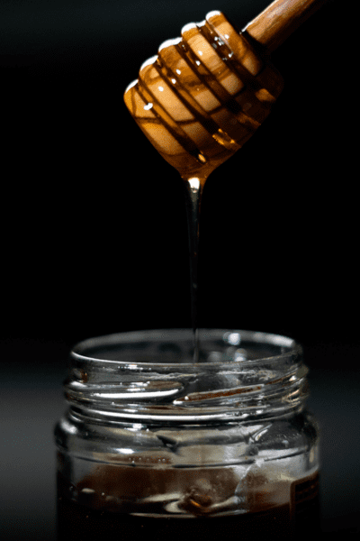 Miel d’abeille biologique entrant dans la composition de nos savons au naturel